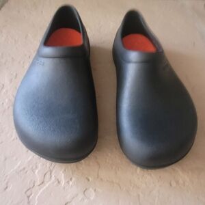 Size 7(M) 9(W) Crocs On the Clock Water Resistant Black Slip Ons Unisex Clogs
